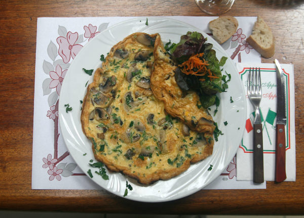 Omelette mit Champignons und Salat