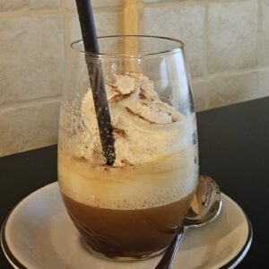 Heiße Amaretto mit Sahne